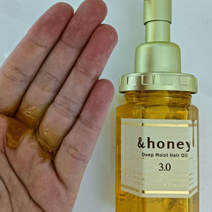 &honey Deep Moist 3.0: botella junto a una mano con una muestra de aceite.