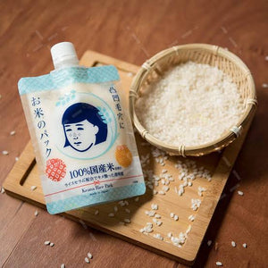 Bolsa de Keana Nadeshiko Rice Pack junto a un cuenco con arroz sobre una bandeja de madera.