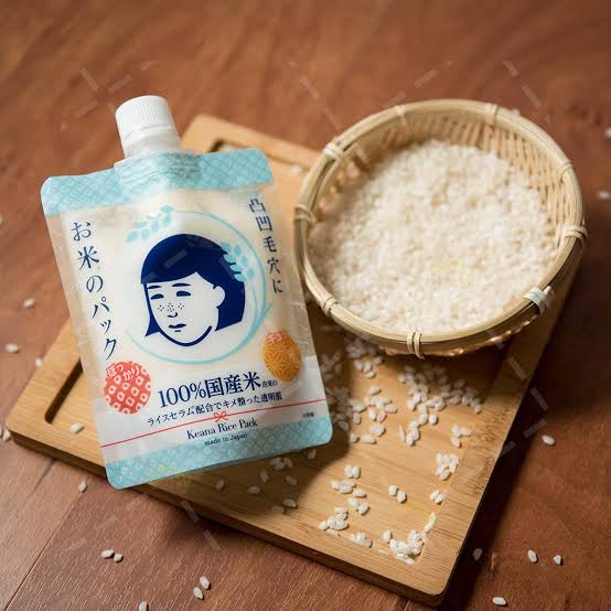 Bolsa de Keana Nadeshiko Rice Pack junto a un cuenco con arroz sobre una bandeja de madera.