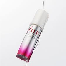 Botella de fino Airy Smooth inclinada, con tapa plateada y base rosa.